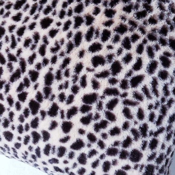 GIFTED CHEATA OR LEOPARD PILLOW - Picture 3 of 6